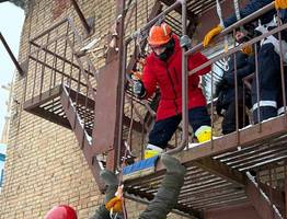 Огнеборцы-парашютисты Коми отрабатывают навыки на "вертолете на якоре"