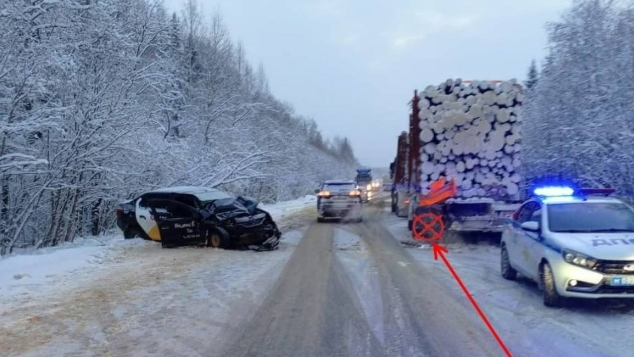 Главная картинка новости: В Коми после поездки на такси пассажирка оказалась в больнице: машина врезалась в лесовоз